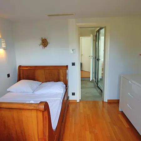 3 Air-conditioned Bedrooms & 6-seat Jacuzzi Cannes