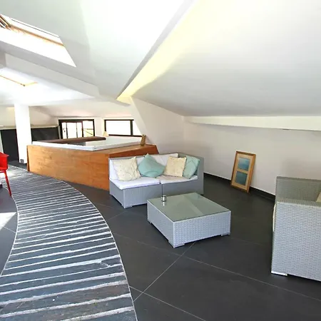3 Air-conditioned Bedrooms & 6-seat Jacuzzi Cannes