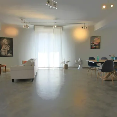 3 Air-conditioned Bedrooms & 6-seat Jacuzzi Appartement *