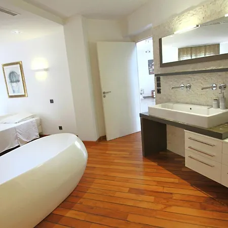 Appartement 3 Air-conditioned Bedrooms & 6-seat Jacuzzi *