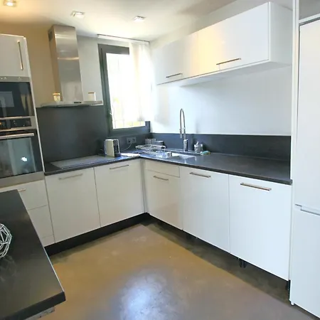 3 Air-conditioned Bedrooms & 6-seat Jacuzzi *