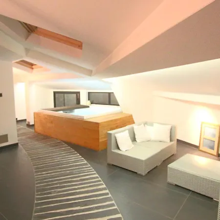 3 Air-conditioned Bedrooms & 6-seat Jacuzzi * Cannes