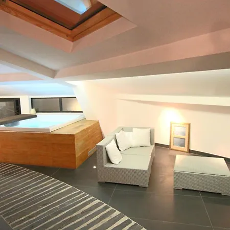 3 Air-conditioned Bedrooms & 6-seat Jacuzzi
