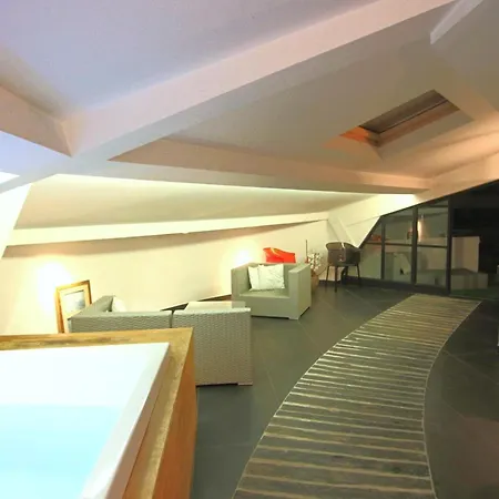 Appartement 3 Air-conditioned Bedrooms & 6-seat Jacuzzi *